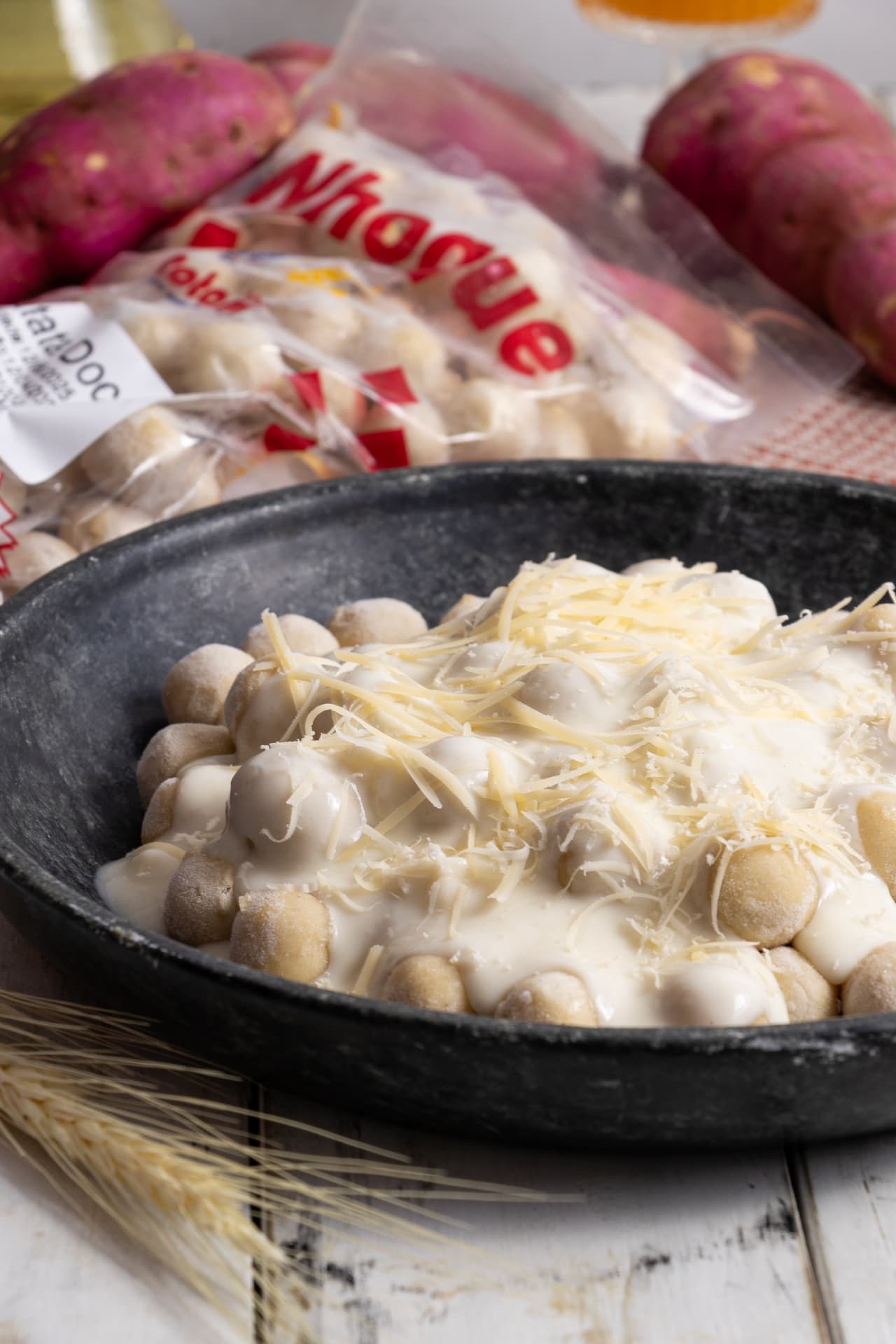 Nhoque de batata doce ao molho branco com queijo ralado