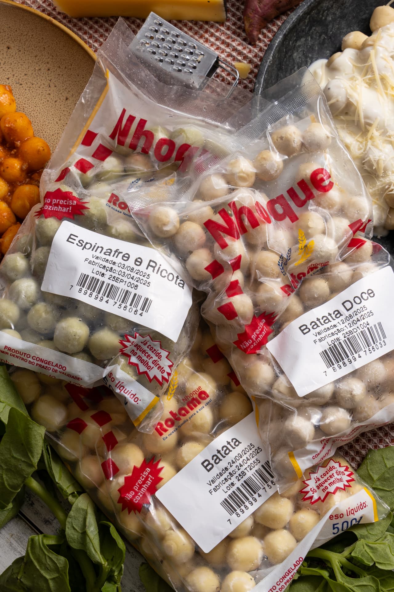 Embalagens de nhoque Rotama sabores espinafre e ricota, batata e batata doce