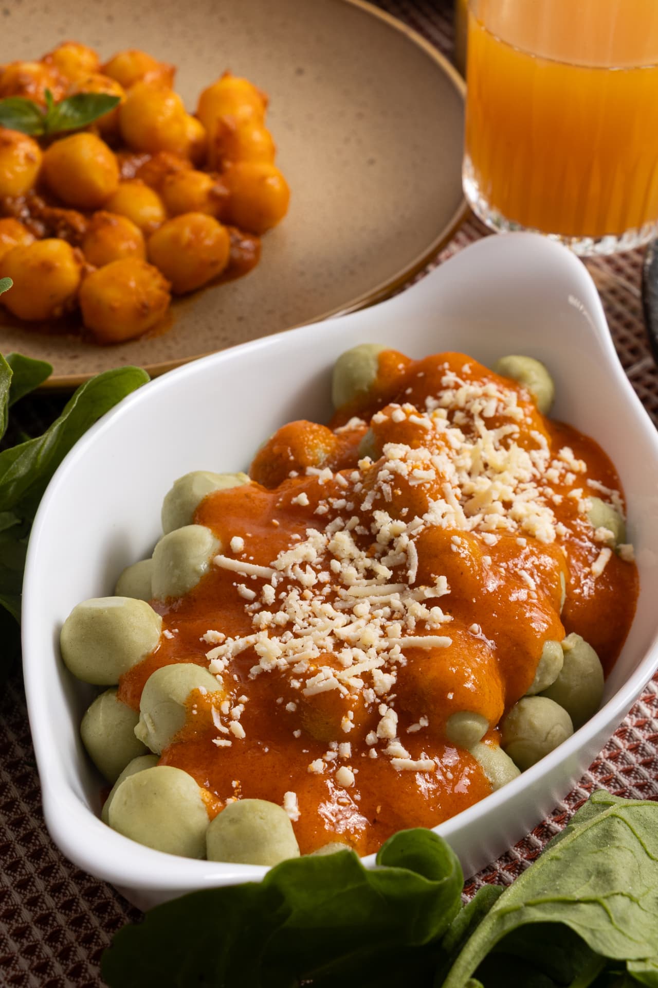 Nhoque de espinafre e ricota com molho de tomate e queijo ralado