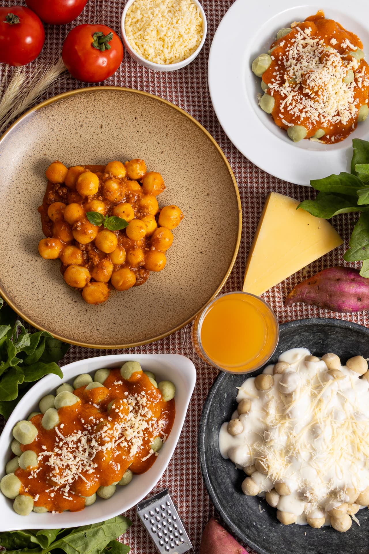 Mesa posta com nhoques Rotama em diferentes molhos, queijo, tomates e legumes